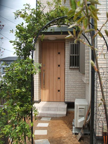 デザイン住宅の増築：二世帯住宅リフォーム：豊橋市　リフォーム後の玄関